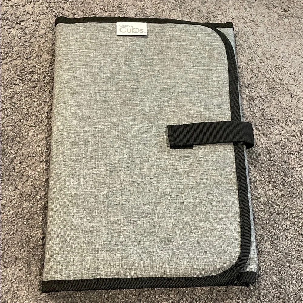 NWOT Comfy Cubs Compact Changing Pad in Solid Grey - Picture 2 of 4